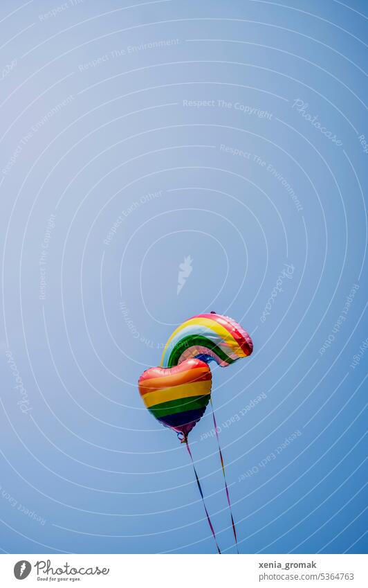 Regenbogen Luftballons CSD csd Regenbogenflagge Homosexualität Toleranz Vielfalt Gleichstellung Freiheit Symbole & Metaphern Liebe regenbogenfarben Fahne queer
