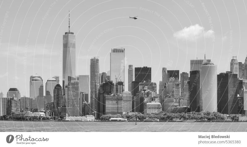 Schwarz-Weiß-Foto von New York City Waterfront Panorama, Manhattan, USA. Gebäude Großstadt Architektur urban weiß schwarz Skyline amerika Wolkenkratzer reisen