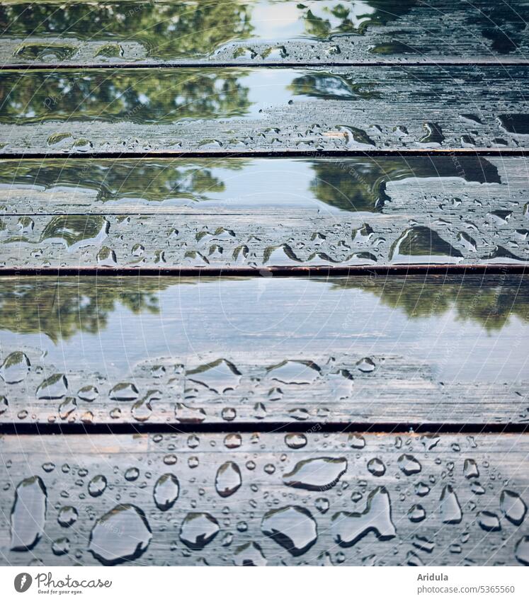 Der Regen ist vorbei, langsam verschwindet das | grau in grau Wasser Wassertropfen nass Wetter Pfütze Tisch Reflexion & Spiegelung Spiegek Tropfen Regenwetter
