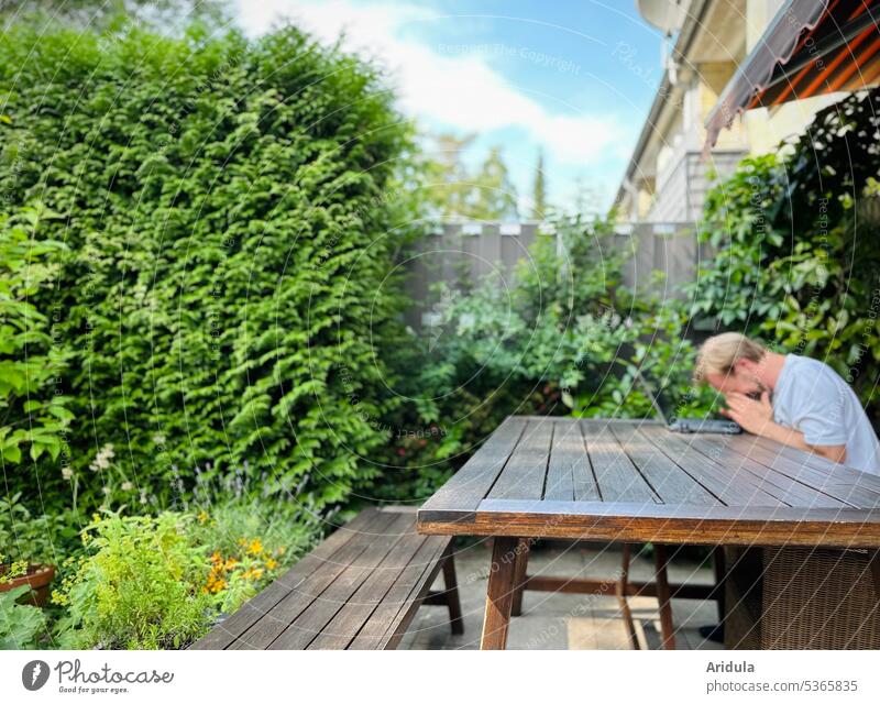 Frust im Garten-Office | Mann sitzt am Tisch vor einem Laptop und hält sich die Hände vor das Gesicht Terrasse Arbeit & Erwerbstätigkeit Arbeitsplatz Business