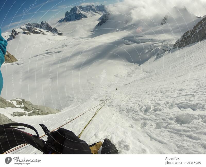 grau in grau | Tiefblick Gletscher steil Steilwand Berge u. Gebirge Außenaufnahme Felsen Bergsteigen Eisklettern Alpen Gipfel Natur Schneebedeckte Gipfel
