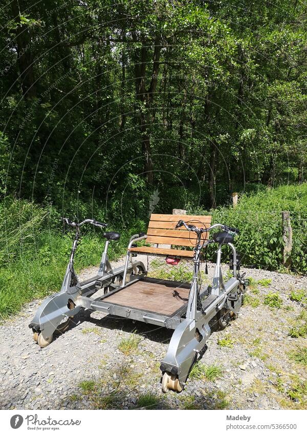 Fahrrad Draisine auf grauem Schotter an einem Rastplatz im Grünen im Sommer bei Sonnenschein an der Bahnlinie bei Rinteln im Weserbergland im Kreis Schaumburg in Niedersachsen