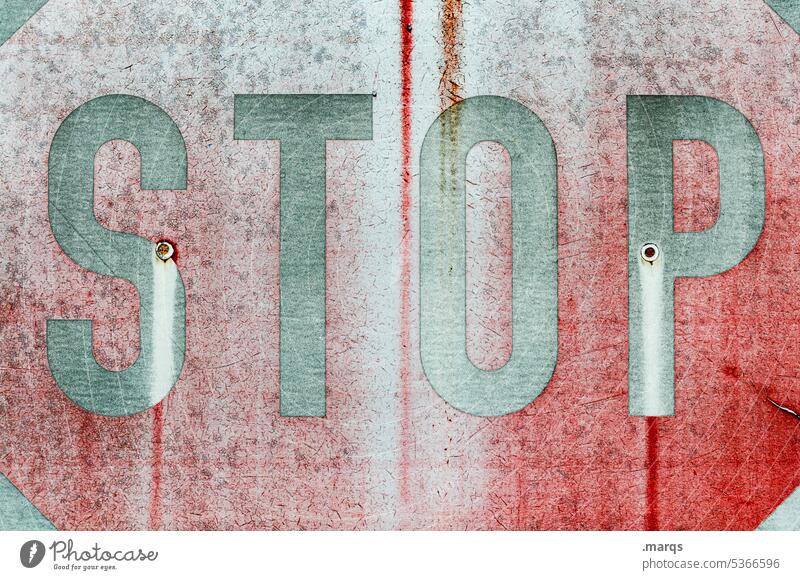 STOP rot stoppen Stoppschild Schilder & Markierungen Verkehr Verkehrszeichen Halt Warnschild Symbole & Metaphern Verbote Straßenverkehr fahren Verkehrsschild