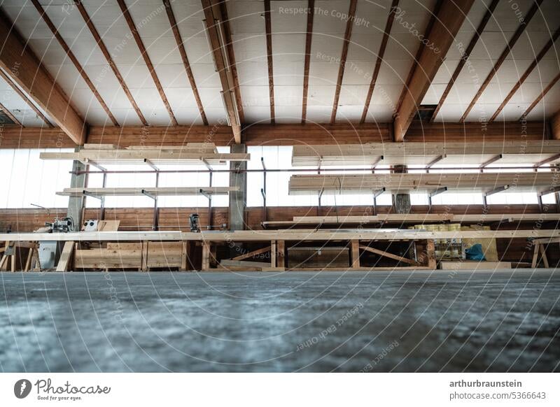 Zimmerei Werkstatt Halle aufgeräumt und bereit zur Bearbeitung von Holz Zimmerer zimmermannshandwerk Holzwirtschaft Holzwerkstatt Holzwerkstoff Boden