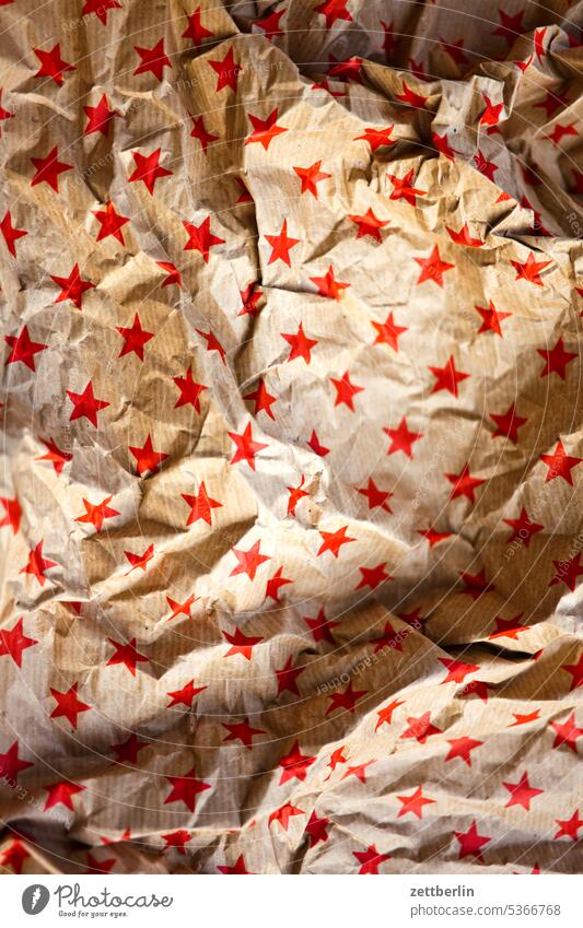 Packpapier mit roten Sternen design dessin einwickelpapier falten geschenk geschenkpapier knicke knäuel. abfall muster packpapier papiermüll szern verpackung