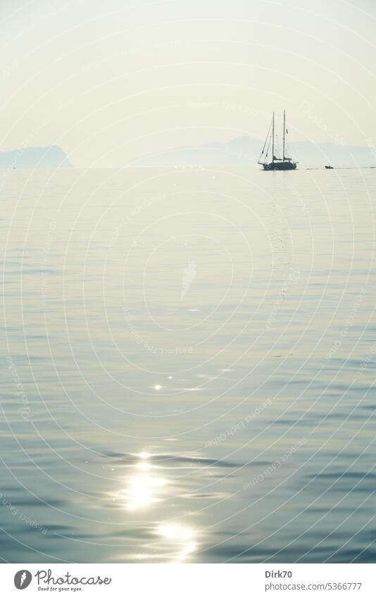 Segelyacht im morgendlichen Gegenlicht auf der Ägäis mit Lichtreflexen auf der Wasseroberfläche Meer Aegaeisches Meer Yacht Segelboot Ferien & Urlaub & Reisen