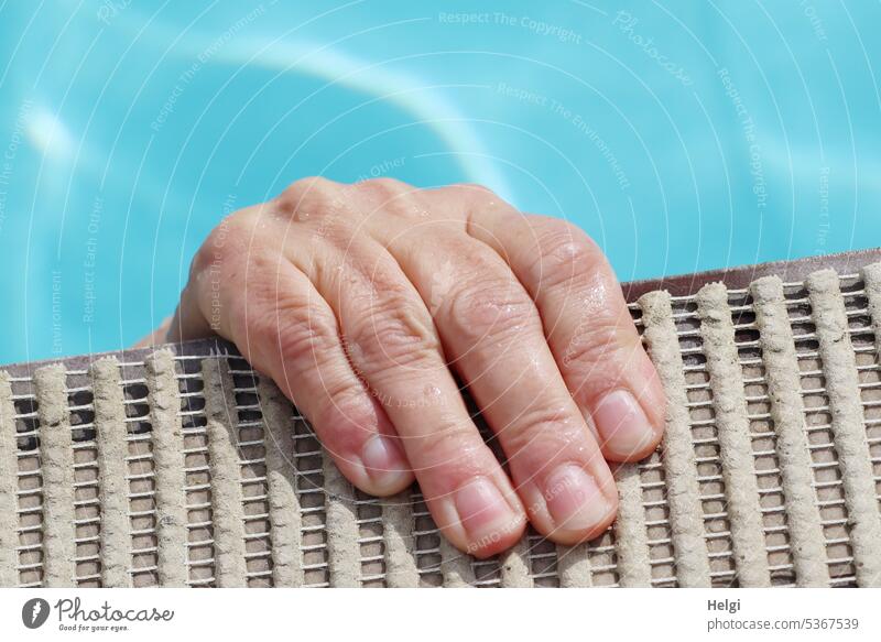 Mainfux-UT | Hand einer Frau am Rande des Pools Finger Frauenhand halten festhalten Farbfoto Nahaufnahme Außenaufnahme Haut Fingernagel Mensch feminin