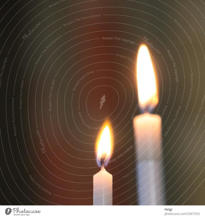 Gegenüberstellung | kleines Licht - großes Licht Kerze zwei 2 leuchten Gedenken Andenken Kirche Kerzenschein Religion & Glaube Hoffnung Trauer Christentum