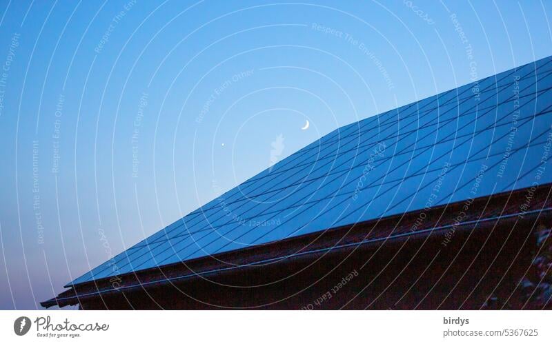 Photovoltaikanlage mit Sichelmond bei Nacht . TEG-Solarzelle Solarstrom nachhaltig Erneuerbare Energie Klimaschutz Energiewende Innovation Solarenergie