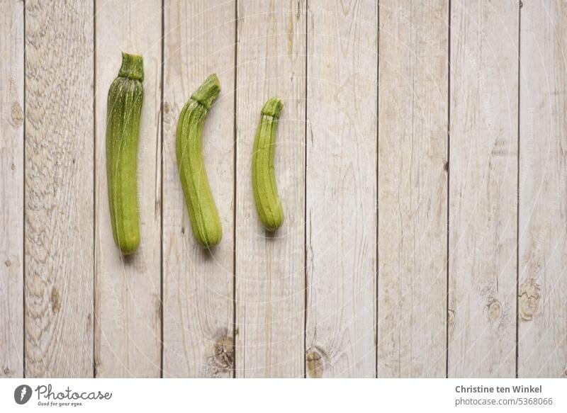 kalorienarm | drei kleine Zucchini gesund vitaminreich vegetarisch vegan lecker Vegane Ernährung Gesunde Ernährung Lebensmittel Vegetarische Ernährung
