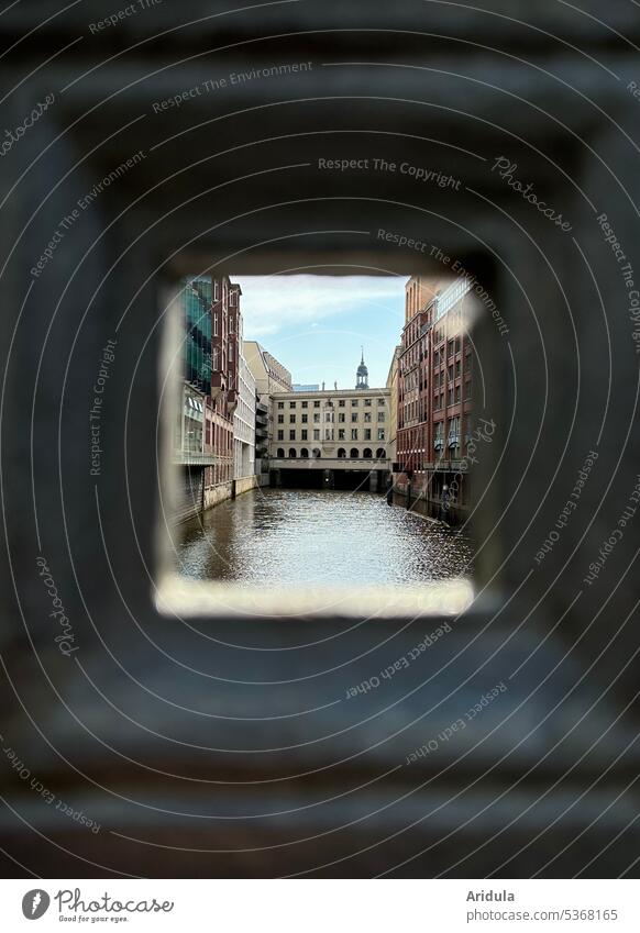 Blick durch die Bleichenbrücke auf den Michel St. Michaelis Kirche Hamburg Sehenswürdigkeit Kanal Stadthausbrücke