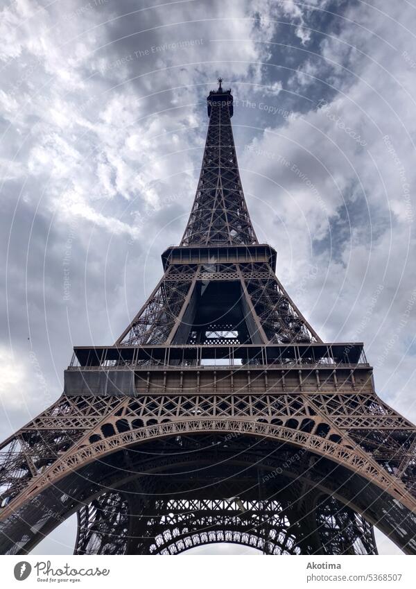 Pariser Eiffelturm Tour d'Eiffel urban reisen Stadtbild Urlaub Turm Frankreich touristisch Symbol romantisch Wahrzeichen Französisch berühmt Europäer Europa