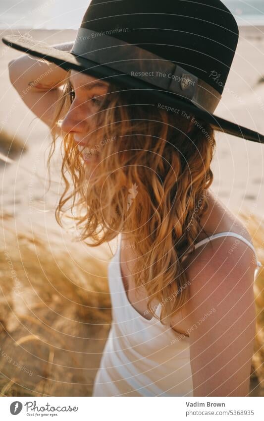 Porträt einer Frau mit Hut Strand Mädchen MEER Sommer Urlaub Wasser Schönheit Sonne reisen Menschen Meer Körper Sand Freizeit Feiertag Mode tropisch Lifestyle