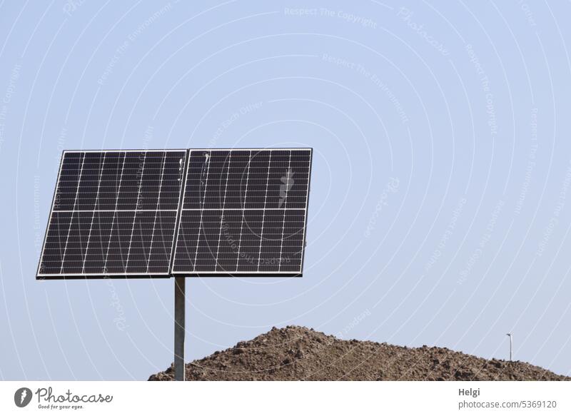 Solarmodul an einer Straßenbaustelle Solarzelle Stromerzeugung Energiegewinnung Energiewirtschaft nachhaltig Umweltschutz Erneuerbare Energie Solarenergie