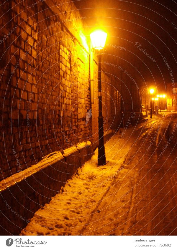warm und kalt... Mauer Lampe Licht Winter Schnellzug Laterne Straße light street darkness cold road Eis snow Schnee