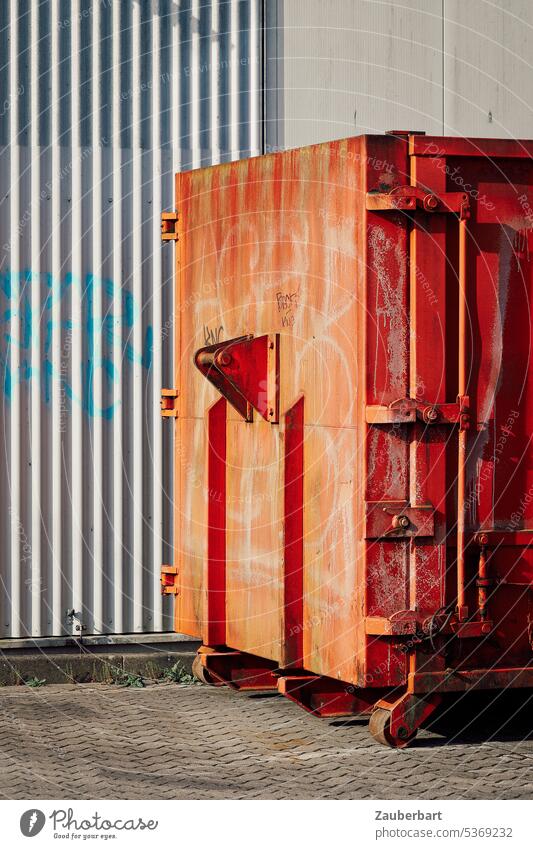 Container vor Fassade einer Lagerhalle, Streiflicht rot Industriegebiet grau Streifen Parkplatz Beton Topographie topographics minimal minimalistisch Gebäude