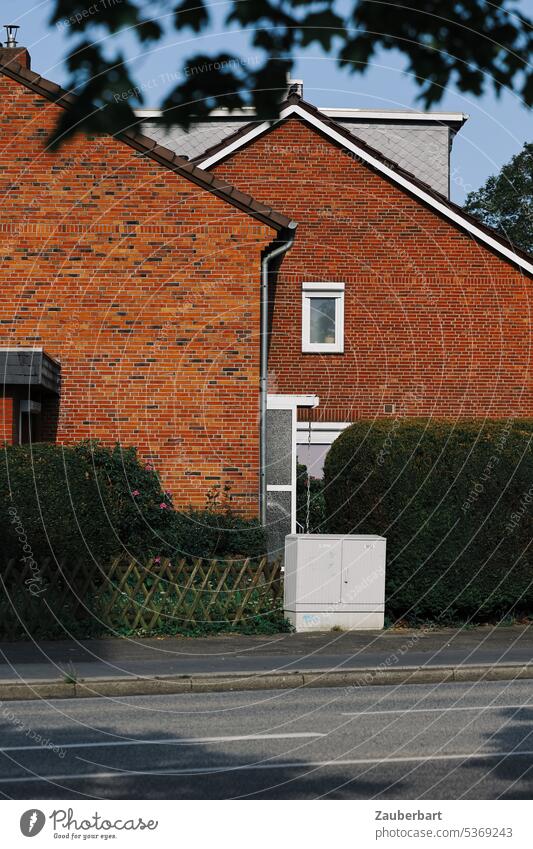 Reihenhaus in gestaffelter Sicht, Fenster und rote Klinker, Straße Wohnen Haus Haustraum bauen Kosten Zinsen Baukredit Kredit klein schlicht trist wohnen