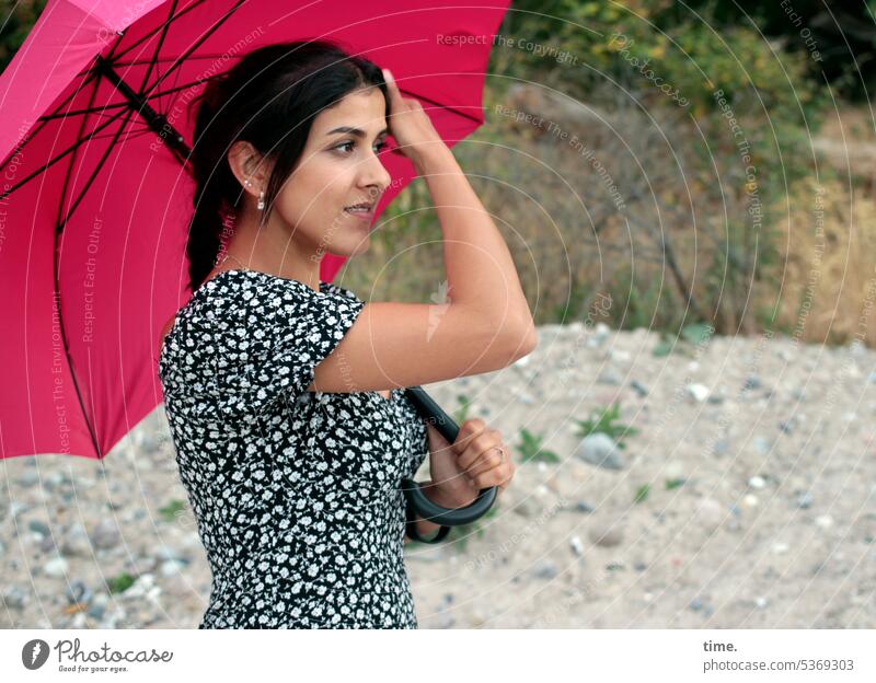 Frau mit rotem Schirm am Strand Kleid dunkelhaarig langhaarig Sand Kies Ufer Portrait Profil feminin Sonnenschutz halten weiblich Steilufer Ostsee