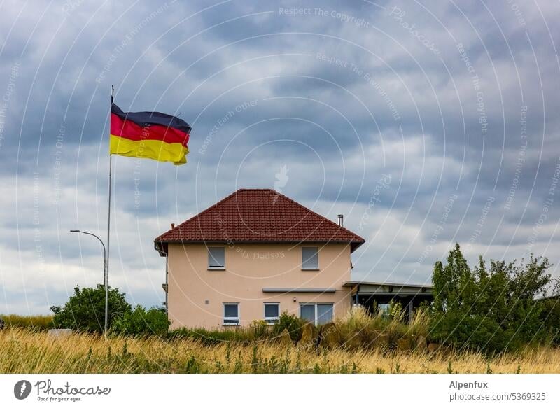 Die deutsche Flagge weht schwarz, rot, gold am Fahnenmast - ein  lizenzfreies Stock Foto von Photocase