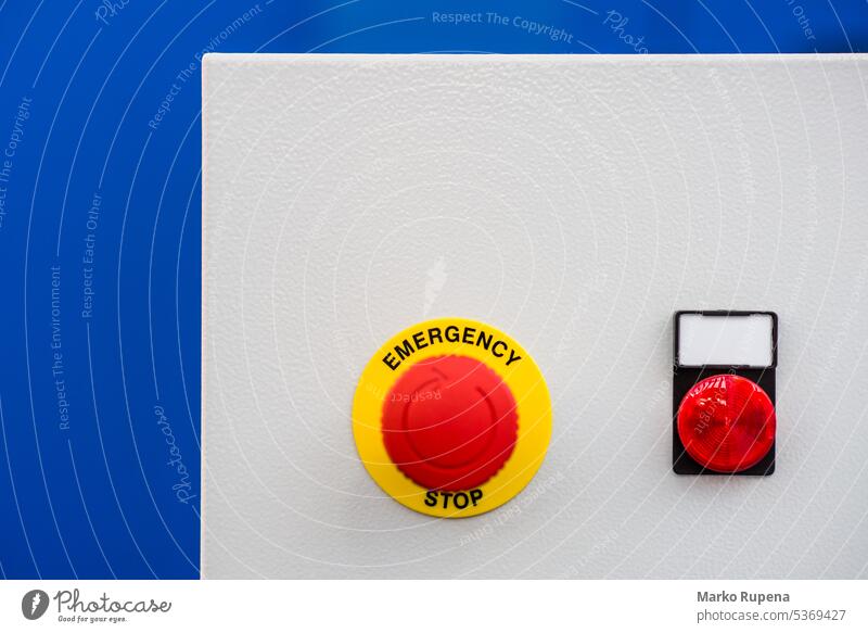Rote Not-Aus-Taste zum Anhalten einer Maschine in einer Notsituation Notfall stoppen Schaltfläche Schalter Sicherheit Technik & Technologie schieben Kontrolle