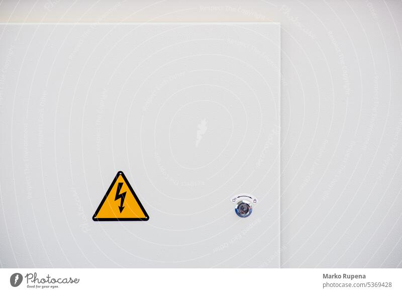 Gefahrensymbol für elektrische Hochspannung an einer Maschinentafel Spannung Ermahnung Elektrizität Pfeil Aufmerksamkeit vorsichtig Vorsicht gefährlich verboten