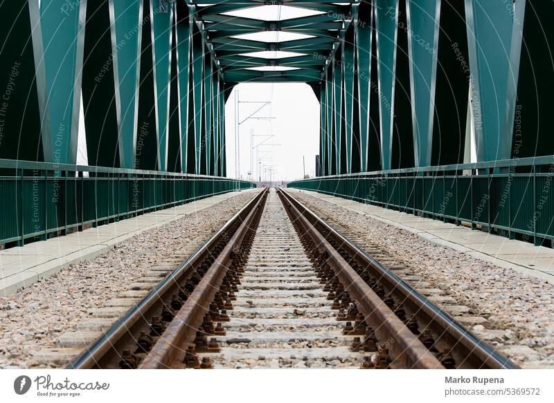 Eisenbahn über eine Eisenbahnbrücke Brücke Metall Zug Schiene Perspektive reisen Stahl Bahn Konstruktion Transport Struktur Design Architektur Reise Transit
