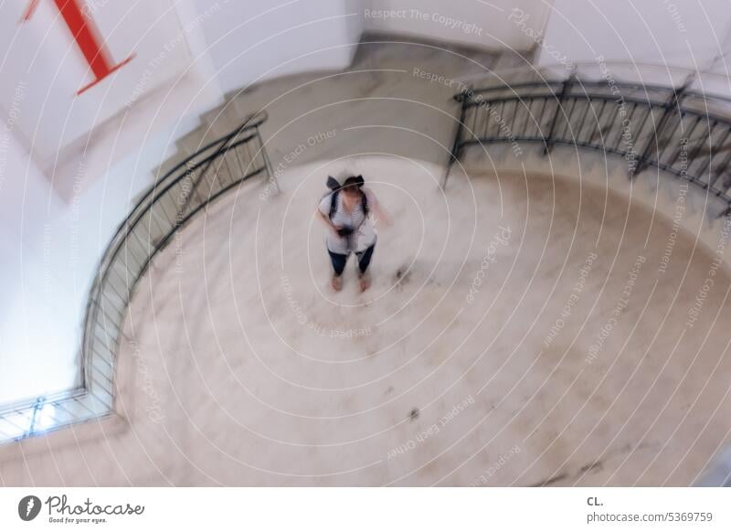 UT Bock auf Bochum | vertigo Schwindelgefühl Treppe Geländer hoch Spirale Perspektive schwindelig rund Wendeltreppe Person unscharf Verwackelt abwärts Höhe