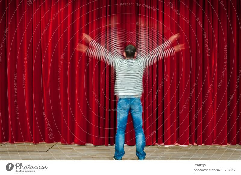 Impro Bewegungsunschärfe Kunstlicht rot Vorhang Bühne 1 Erwachsene Mann Mensch improvisieren Jeanshose Theaterschauspiel außergewöhnlich Veranstaltung