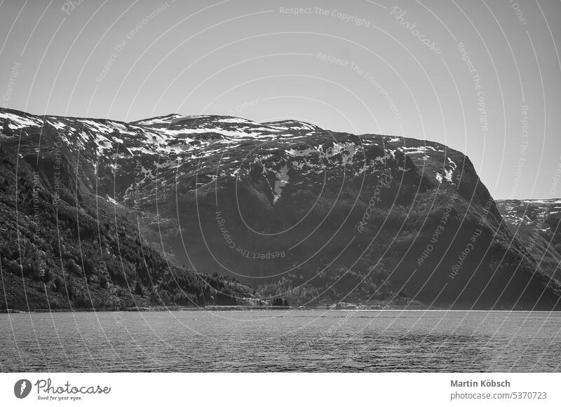 Fjord mit Blick auf Berge und Fjordlandschaft in Norwegen. Landschaftsaufnahme Sonnenuntergang Berge u. Gebirge Wildnis Natur Panorama Wasser nordisch Himmel