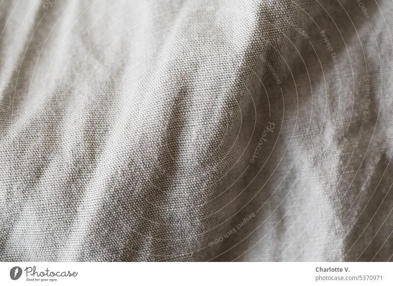 Grau in Grau | Grauer Stoff in Nahaufnahme Falten Faltenwurf Licht Schatten Licht & Schatten Licht und Schatten Strukturen textil Baumwolle Webstoff gewebt