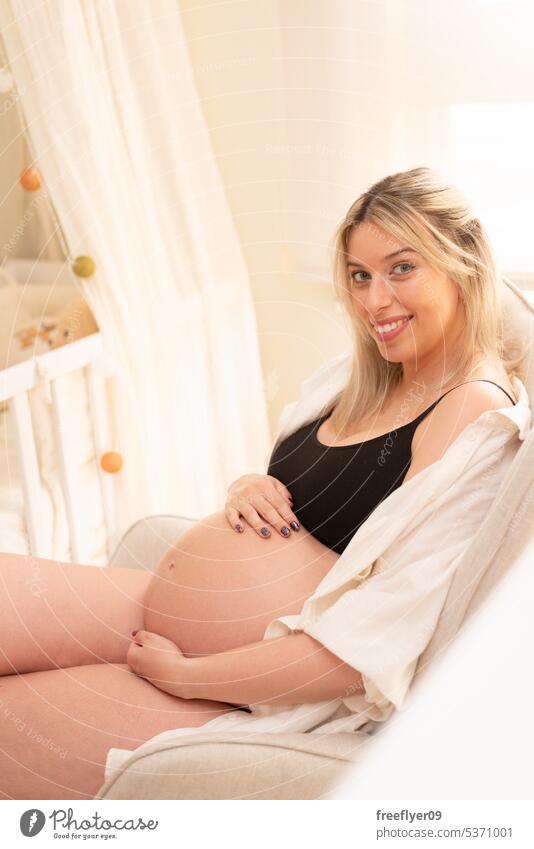 Junge schwangere Frau Bauch im Studio Beleuchtung Porträt jung blond Dreißigerjahre 30s Hemd Mutter Textfreiraum Schwangerschaft Eltern Elternschaft