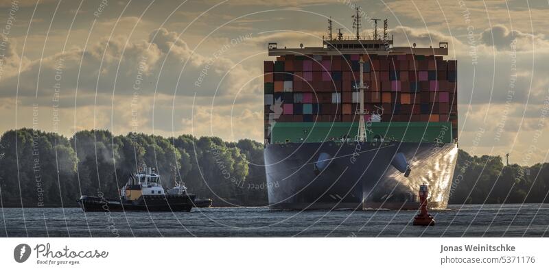 Riesiges Containerschiff im Hamburger Hafen groß blau Boot Masse Business Ladung Träger Gewerbe wirtschaftlich Kranich Dock Wirtschaft Europa Export Fracht