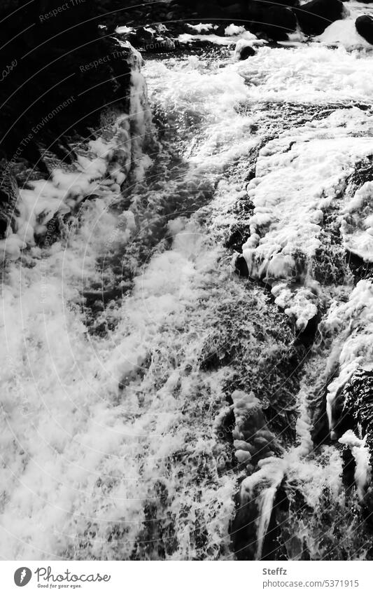 fließendes Wasser am Fuße eines Wasserfalls auf Island Islandreise isländisch Wasserkaskade Iceland icelandic Wasserfallausschnitt eiskalt eisige Kälte strömen