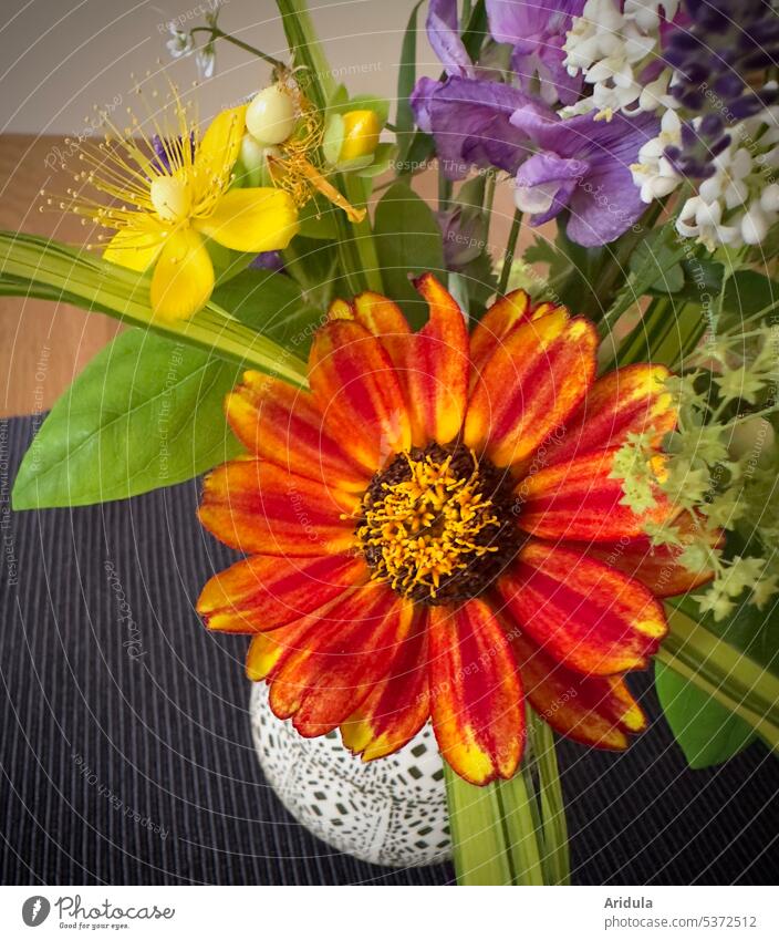Kleines buntes Gartenblumensträußchen auf Esstisch No. 2 Blumenstrauß Strauß Blüte Dekoration & Verzierung Innenaufnahme Tisch Wohnzimmer Esszimmer Vase schön