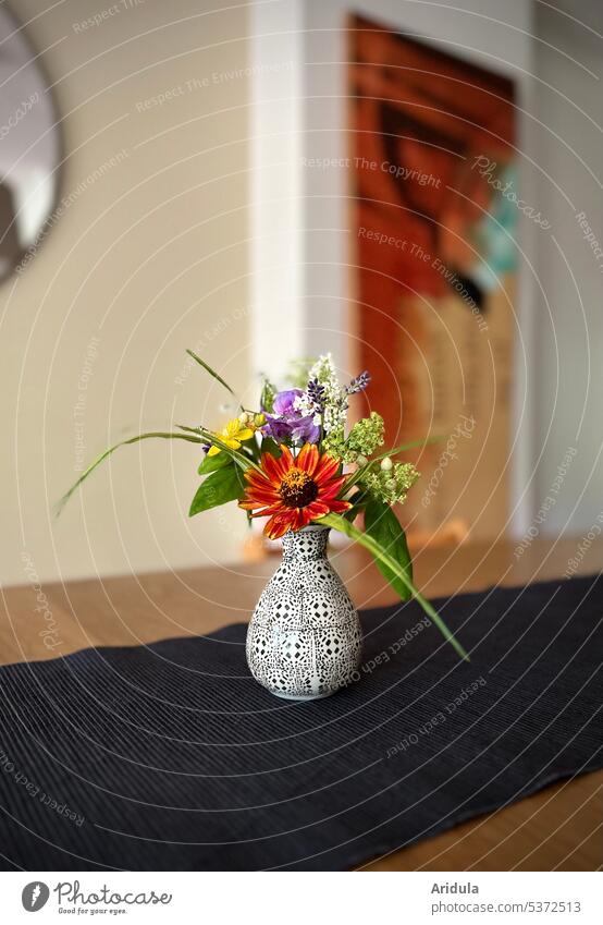 Kleines buntes Gartenblumensträußchen auf Esstisch Blumenstrauß Strauß Blüte Dekoration & Verzierung Innenaufnahme Tisch Wohnzimmer Esszimmer Vase schön rot
