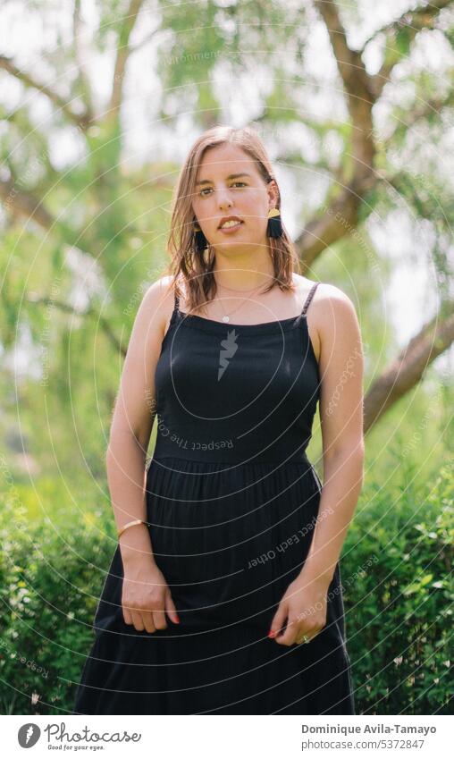 Porträt einer Frau im schwarzen Kleid weibliches Porträt jung Person attraktiv Schönheit Model Lifestyle Stil im Freien Mädchen Natur Gesundheit