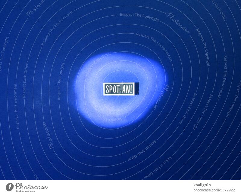 Spot an! in szene setzen Spotlight Beleuchtung Mittelpunkt hell Zentrum Rampenlicht Licht Aufmerksamkeit Blickfang Corona Zentralperspektive stimmung