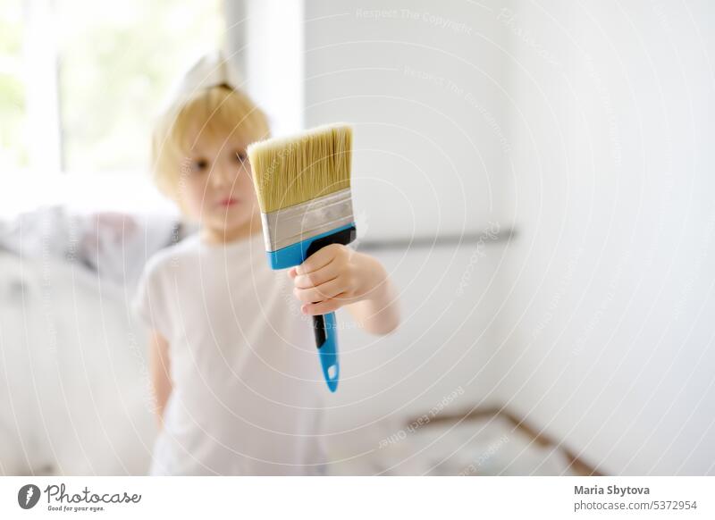 Kleiner Junge hat Spaß mit Pinsel bei der Reparatur von Zimmern. Mach es selbst. Kind Bürste Raum Helfer flach Appartement Wände Renovierung Familie Design