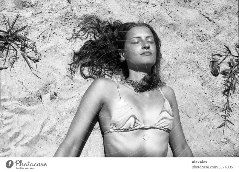 analoges, schwarzweißes Oberkörper- Portrait einer jungen, schönen Frau am Strand warm sommerlich schönes wetter Sommer Tag Selbstbewußt Jugendlichkeit Haut