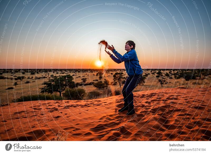 anbetungswürdig Spuren Freude fröhlich glücklich Spielen ausgeglichen Kindheit Junge Kalahari Himmel weite Sonnenlicht wunderschön Dämmerung fantastisch