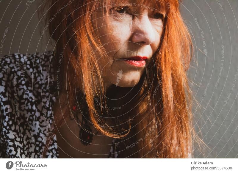 Sehnsucht|Frau mit langen roten Haaren sinniert vor sich hin... Gesicht Erwachsene Porträt rote Haare Stimmung rothaarig langhaarig träumen Gefühle sinnieren