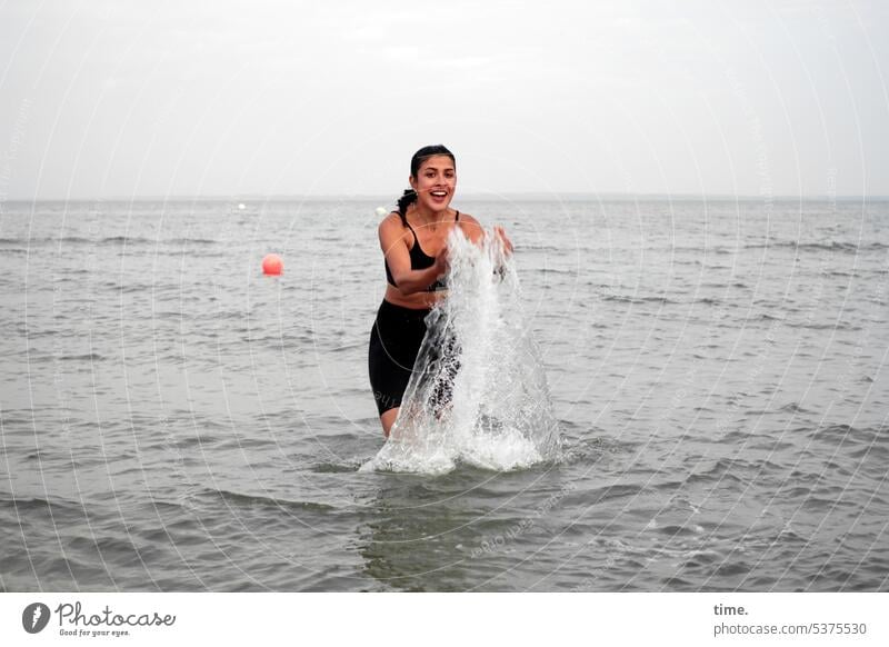 mal wieder Wassersäulen bauen Frau baden weiblich ostsee Horizont Boje Badeanzug Spaß Erholung Quatsch machen Wasser spritzen dunkelhaarig langhaarig Freude