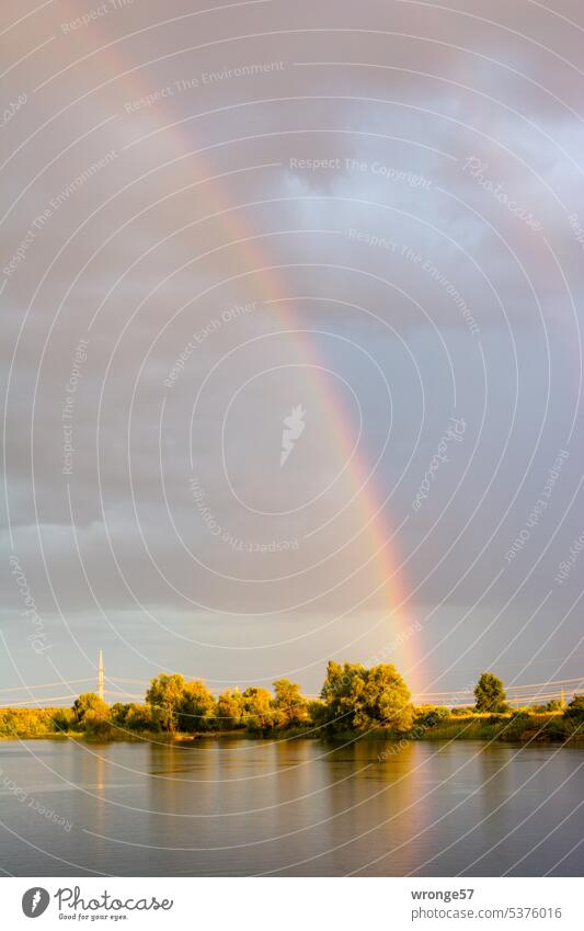 Regenbogen über dem Kiessee Gewitter Sommergewitter Himmel Wolken Licht Natur Farbfoto Außenaufnahme Stimmung stimmungsvoll Idylle Ruhe entspannen entspannung