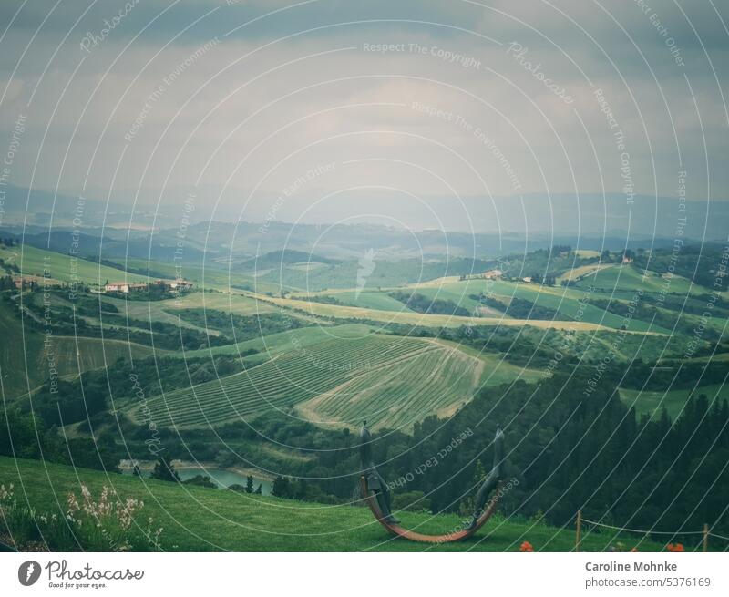 Hügellandschaft in Castelfalfi Italien Toscana Landschaft Landschaftsformen Natur Außenaufnahme Menschenleer Tag Farbfoto Umwelt Himmel Textfreiraum oben