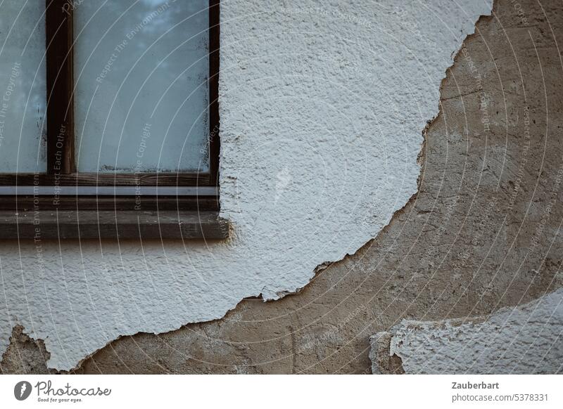 Fenster, Putz ist abgeplatzt und bildet eine Linie aufwärts Wand verputzt roh Ruine verlassen alt blind Fassade kaputt Verfall Haus Vergangenheit verfallen