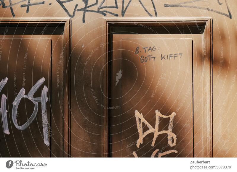 8. Tag: Gott kifft - Graffiti und Sinnsprüche auf einer Berliner Tür Religion kiffen Scherz Gottestlästerung frech schmieren lustig Schmiererei Sachbeschädigung