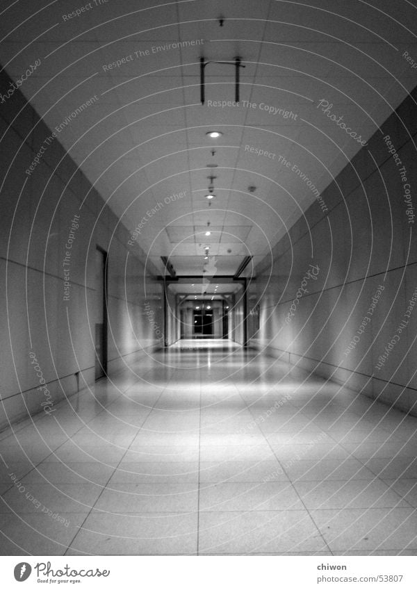 16 mile Durchgang Tunnel Parkhaus Nacht Leipzig eng eingeengt beklemmend Richtung Zukunft leer Einsamkeit resignieren Ewigkeit Zeit dunkel Unendlichkeit