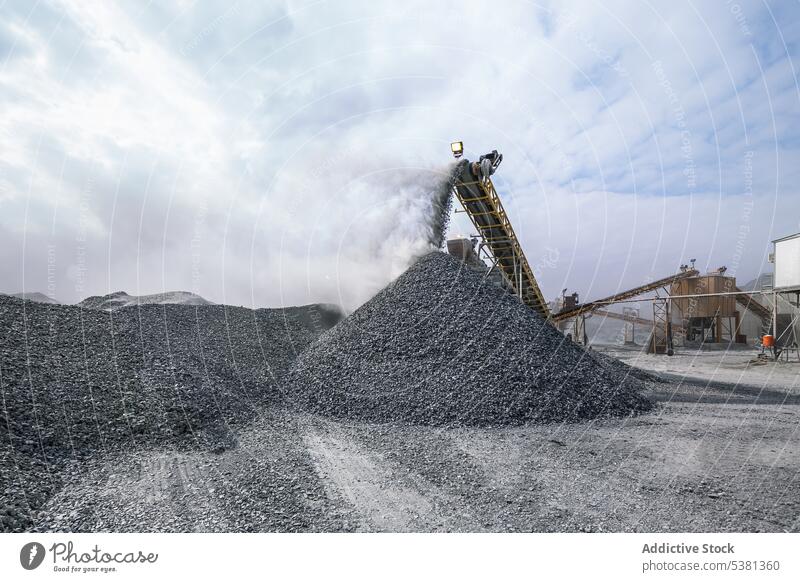 Steinbrecheranlage mit Förderband Gurt Maschine dreckig Lader Kraft schwer laden Felsen anzapfen Industrie Inszenierung Prozess Bergbau industriell Wehen massiv