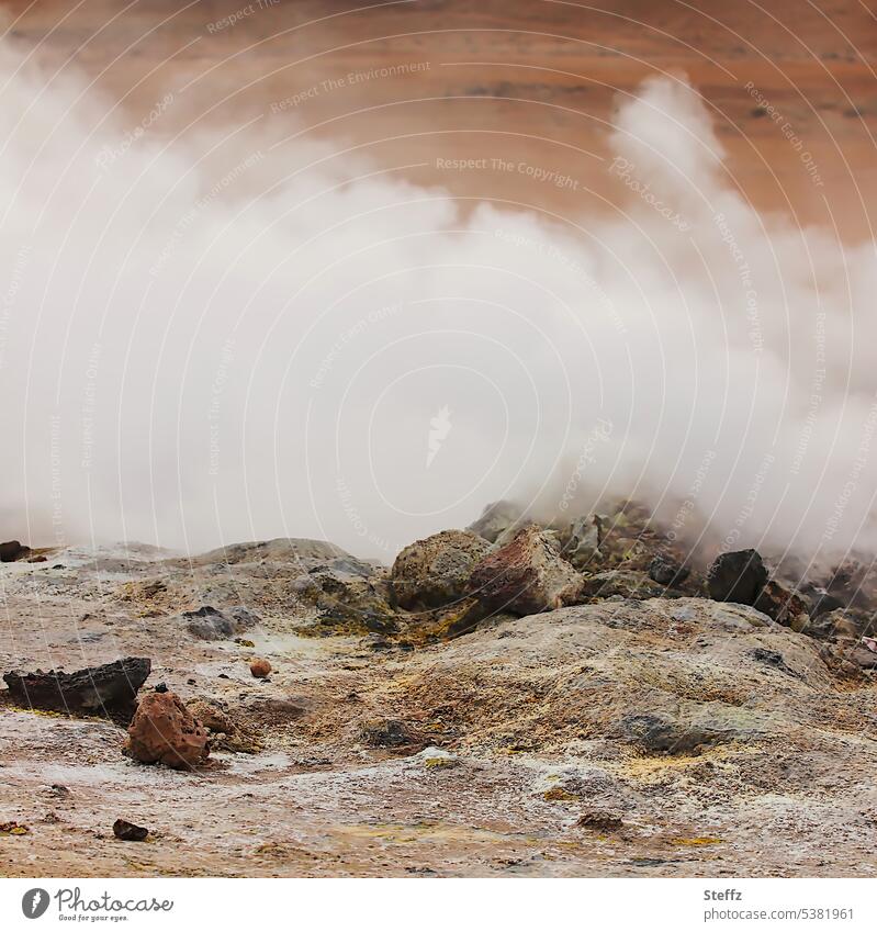 Schwefelgase aus der Erde auf Island Fumarole geothermal Solfataras Geothermalgebiet Geothermie Ostisland Vulkangebiet Schwefelgeruch Schwefelquellen Dampf
