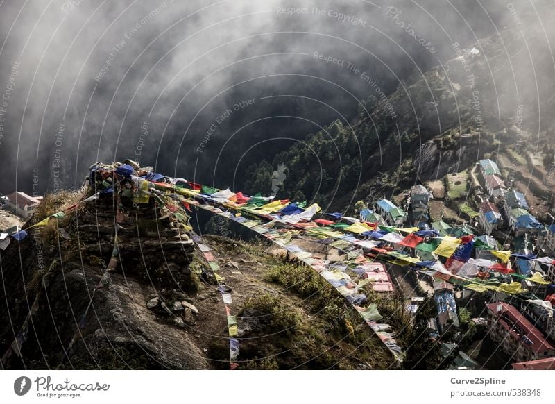 Hoch oben Landschaft Nebel Berge u. Gebirge Dorf Haus Religion & Glaube Nepal Himalaya Namche Bazar Gebetsfahnen Wege & Pfade mehrfarbig Dach Wind